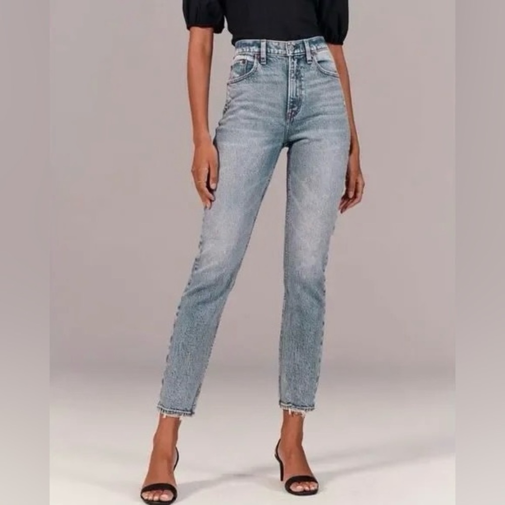 Abercrombie & Fitch Curve Love The Mom High Rise, Acid Wash, Size 27/4L